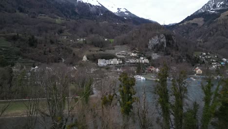 Establecimiento-De-Los-Muelles-Costeros-A-Lo-Largo-Del-Lago-Walen-Con-Un-Destacado-Edificio-De-Apartamentos-Del-Hotel-Con-Vistas-Al-Agua.