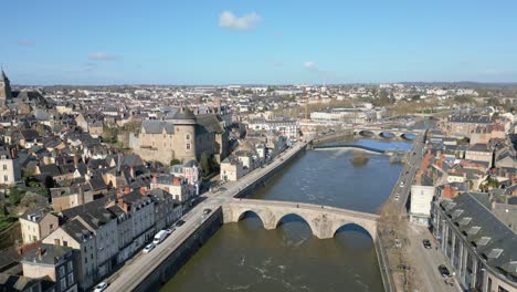 Viejo-Puente-Que-Cruza-El-Río-Mayenne-Con-El-Castillo-De-Laval.