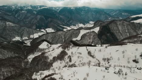 Majestätischer-Blick-Auf-Die-Cindrel-Berge-Mit-Schneebedeckten-Gipfeln-Unter-Einem-Klaren-Blauen-Himmel,-Lebendiges-Grün-Im-Vordergrund