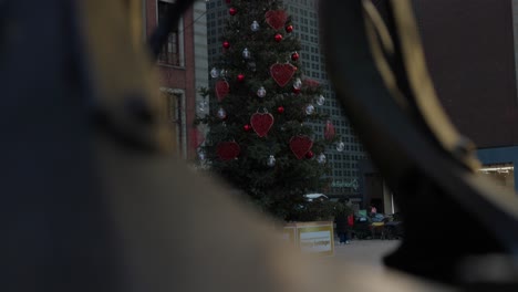 Tiro-Revelador-Inclinado-Hacia-Arriba-De-Un-árbol-De-Navidad-Decorativo-Al-Aire-Libre-Adornado-Con-Corazones-Y-Adornos-En-Amsterdam,-Países-Bajos