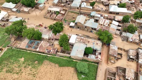 Vista-Aérea:-Peonza-Sobre-Una-Inquieta-Ciudad-Rural-En-El-Norte-De-Nigeria