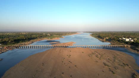 Drone-Acercándose-Al-Río-Narmada-En-Khal-Khurd-En-Madhya-Pradesh