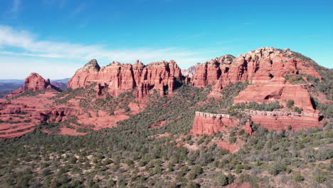 Rote-Felssandsteinformationen-über-Dem-Tal-Und-Sedona,-Arizona,-USA,-Drohnen-Luftaufnahme