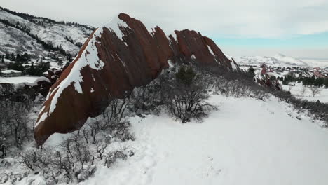 Nach-Dem-Schnee-Frühlingsschneesturm-Roxborogh-State-Park-Golfplatz-Luftdrohne-Colorado-Front-Range-Winter-Frühling-Tiefer-Pulverschnee-Dramatische-Berglandschaft-Littleton-Denver-Vorwärts-über-Scharfe-Spitze-Rote-Felsen