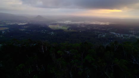 Luftaufnahme-Des-Mount-Tinbeerwah-In-Der-Nähe-Des-Hinterlandes-Von-Noosa-Bei-Nebligem-Sonnenuntergang-In-Queensland,-Australien