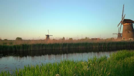 Molinos-De-Viento-Holandeses-En-La-Agricultura-Países-Bajos-Paisaje-Rural-En-La-Tarde-Panorámica-Hacia-La-Izquierda