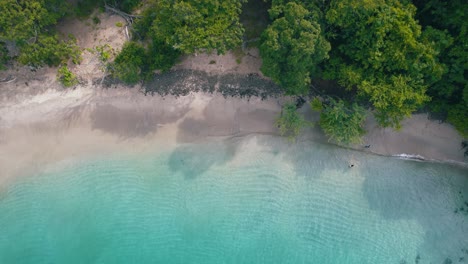 Luftdrohnenüberflug-über-Den-Wunderschönen-Strand-Von-Penca,-Blaues-Meerwasser,-4k-Costa-Rica