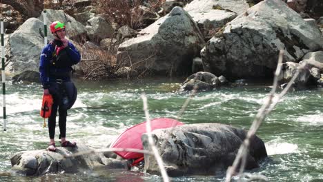 Wildwasser-Mediziner-Steht-Auf-Felsen