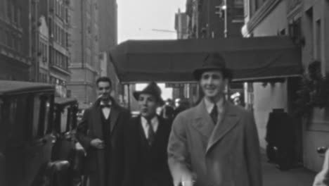 Führungskräfte-In-Anzügen-Und-Aktentaschen-Gehen-Durch-New-York-In-Den-1930er-Jahren