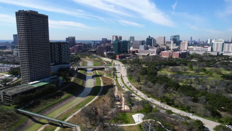 Vista-Aérea-De-Los-Edificios-Del-área-Del-Parque-Hermann-Y-Del-Centro-Médico-En-Houston,-Texas,-Ee.uu.,-Disparo-De-Drone