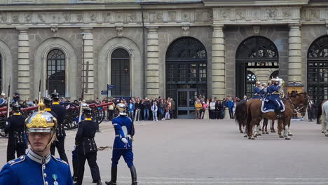 Estocolmo,-Suecia,-Guardias-Reales-En-Uniformes-Marchando-En-La-Plaza-Del-Desfile-Durante-La-Ceremonia
