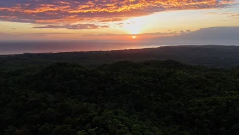 Imágenes-De-Drones-De-Un-Amanecer-Rojo-Sobre-La-Selva-De-Siquijor-En-Filipinas