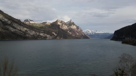 Aguas-Del-Lago-Azotadas-Por-El-Viento-En-Walensee,-Suiza,-Con-El-Sol-Brillando-Y-Resaltando-Los-Picos-De-Las-Montañas-Expuestas