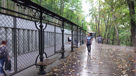 People-walking-on-the-famous-Alley-of-Artists-in-Kyiv-city-Ukraine,-4K-shot