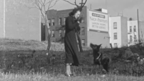 Frau-Spielt-Mit-Ihrem-Hund-In-Einem-öffentlichen-Park-In-New-York-City-In-Den-1930er-Jahren