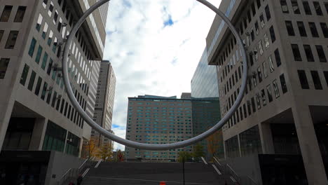Instalación-De-Arte-De-Anillo-Gigante-Urbano-En-El-Centro-De-Montreal,-Canadá,-Inclinado-Hacia-Arriba