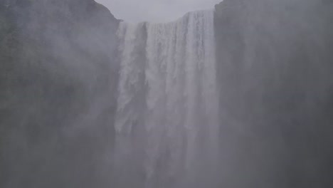 Poderosa-Cascada-De-Skogafoss.-Criando-Para-Y-Agua,-Islandia