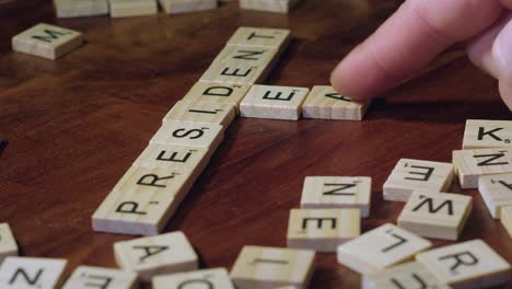 Las-Letras-De-Scrabble-Se-Colocaron-En-Su-Lugar-Para-Formar-Las-Palabras-Muerto-Y-Presidente.