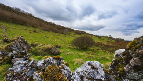 Zeitraffer-Von-Ländlichem-Ackerland-Mit-Einer-Reihe-Von-Felsen-Im-Vordergrund,-Gelegen-Auf-Einem-Grasbaumfeld-An-Einem-Bewölkten-Tag,-Gesehen-Von-Carrowkeel-In-Der-Grafschaft-Sligo-In-Irland