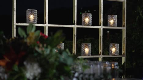 Ein-Goldenes-Metallregal-Mit-Brennenden-Kerzen-In-Glasbehältern-Als-Dekoration-Für-Einen-Hochzeitsempfang-Am-Abend