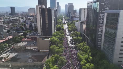 Vista-Por-Drones-De-La-Icónica-Avenida-Reforma-Y-La-Marcha-Feminista-El-8-De-Marzo-En-La-Ciudad-De-México