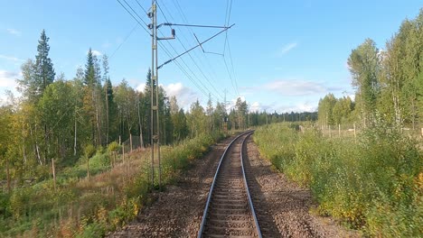 Gleisansicht-Vom-Zug-Mit-Einer-Bordkamera,-Die-Die-Strecke-Zeigt,-Die-Er-Hinterlassen-Hat