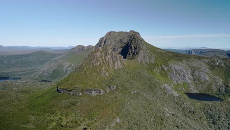 Vorwärts-Drohnenansicht-Der-Hügelklippe-Am-Nachmittag