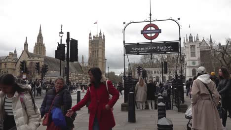 Touristen-Spazieren-Durch-Westminster-Mit-Den-Houses-Parliament-Im-Hintergrund