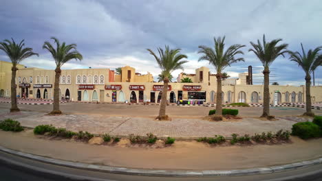 Einkaufszentrum-Im-Orientalischen-Stil-Mit-Palmen-Und-Autoparkplatz