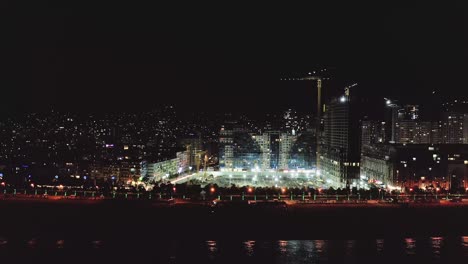 Vista-Nocturna-De-La-Construcción-De-Rascacielos-En-La-Playa-Del-Mar-Negro-De-La-Ciudad-De-Batumi,-Georgia