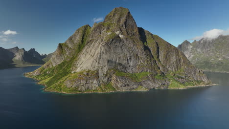 Mountain-view-with-clear-blue-skies-in-Lofoten-Archipelago,-Norway