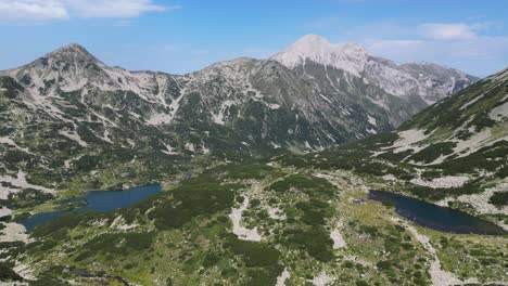 Lagos-De-Montaña-Y-Paisajes-Naturales-En-El-Parque-Nacional-De-Pirin,-Bulgaria---Círculos-Aéreos-4k