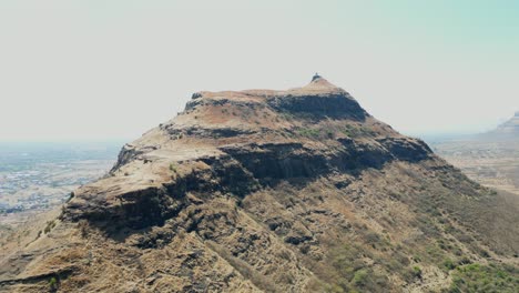 Drohne-Nähert-Sich-Einem-Hügel-In-Der-Nähe-Von-Mumbai-Zum-Agra-National-Highway-In-Maharashtra,-Kalsubai-Peak,-Chandwad-Fort