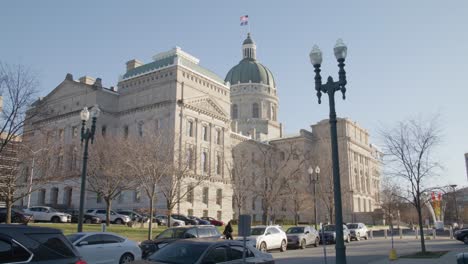 Outside-of-Indiana-state-capitol-building-in-Indianapolis,-Indiana-with-video-at-an-angle-stable