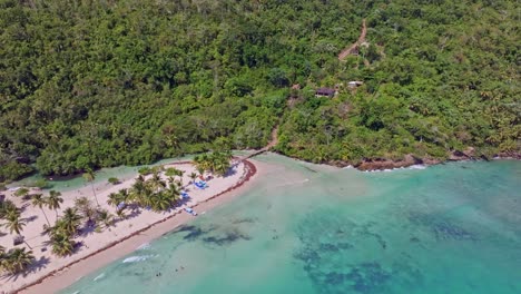 Toma-Aérea-De-Las-Playas-De-Caño-Frío-En-Las-Galeras,-Samaná,-República-Dominicana.