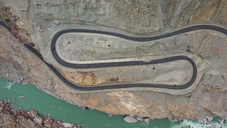 Luftaufnahme-Der-Kurvenreichen-Jaglot-Skardu-Straße---JSR,-Die-Die-Region-Gilgit-Mit-Der-Region-Baltistan-In-Gilgit-Baltistan-Verbindet