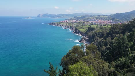 Costa-Verde-Y-Playa-En-Bermeo,-Golfo-De-Vizcaya,-País-Vasco,-Norte-De-España---Antena-4k