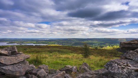 Zeitraffer-Von-Ländlichem-Ackerland-Mit-Steinmauer-Im-Vordergrund-Und-See-In-Der-Ferne-An-Einem-Bewölkten-Tag,-Gesehen-Von-Carrowkeel-In-Der-Grafschaft-Sligo-In-Irland