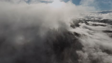 Wolkenlandschaft-überdacht-Dunklen-Himmel-über-Berggipfeln-Im-Morgengrauen