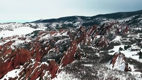 Post-Tiefer-Schnee-Frühlingsschneesturm-Roxborogh-State-Park-Golfplatz-Luftdrohne-Colorado-Front-Range-Winter-Frühling-Tiefer-Pulver-Dramatische-Berglandschaft-Littleton-Denver-Scharfe-Spitze-Rote-Felsen-Rückwärts