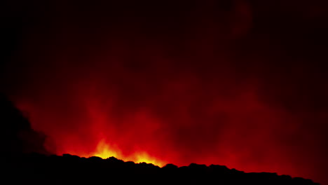Timelapse-De-Un-Enorme-Incendio-Forestal-Rojo-Y-Lleno-De-Humo-En-Las-Montañas-Por-La-Noche