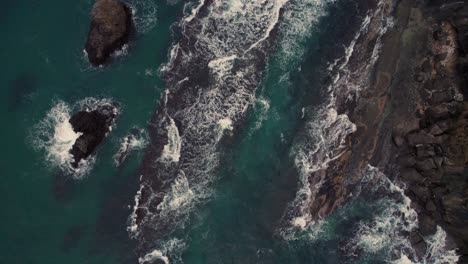 Von-Oben-Nach-Unten-Luftaufnahme-Japanischer-Felseninseln-Blaues-Wasser-Wellen-Zermalmendes-Meer-Kyotango-Kyoto-Strand-Japan-Reiseziel