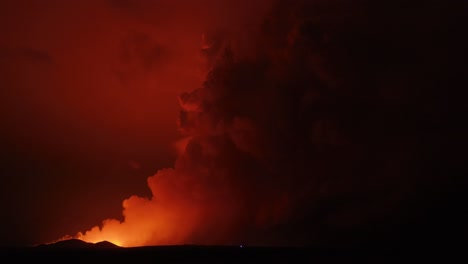 Große-Rauchwolke-Steigt-Von-Vulkanausbruch-Mit-Orangefarbenem-Glühen-Von-Lava-Auf