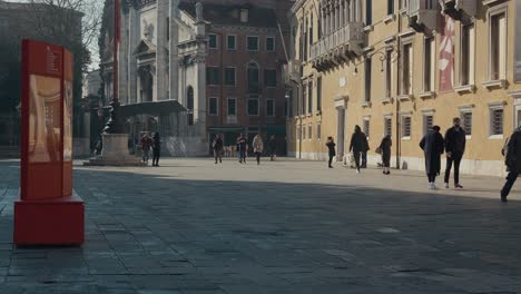 Straßenszene-In-Venedig,-Lebendige-Wandmalereien,-Historisches-Ambiente