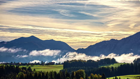 Dünne-Wolken-Schweben-über-Der-Landschaft-Mit-Dramatischem-Sonnenaufgangshimmel
