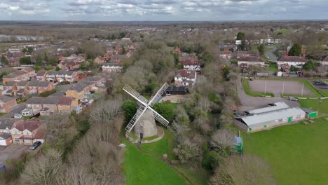 Eine-Luftaufnahme-Der-Bradwell-Windmühle-In-Milton-Keynes-An-Einem-Bewölkten-Tag,-Buckinghamshire,-England,-Großbritannien