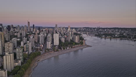 Vancouver,-BC,-Kanada,-Luftaufnahme-Eines-V67-Drohnenüberflugs-über-English-Bay-Beach,-Der-Das-Viertel-West-End-Und-Die-Skyline-Der-Innenstadt-Vor-Einem-Wunderschönen-Abendhimmel-Einfängt-–-Aufgenommen-Mit-Mavic-3-Pro-Cine-–-Juli-2023