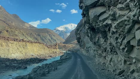 Vista-Frontal-De-La-Peligrosa-Carretera-Jsr-Vacía-Durante-El-Día-Soleado-En-Skardu,-Pakistán
