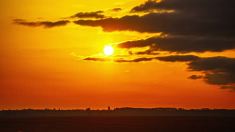 Zeitraffer-Der-Ansicht-Der-Runden-Sonne-In-Der-Abenddämmerung-Mit-Einem-Errötenden-Orangefarbenen-Himmel