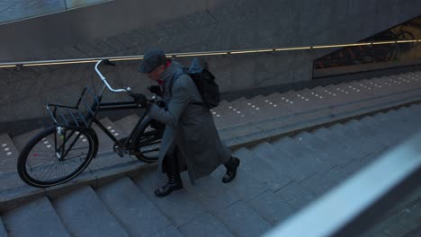öffentliche-Treppe-Mit-Fahrradrampen-In-Amsterdam,-Niederlande